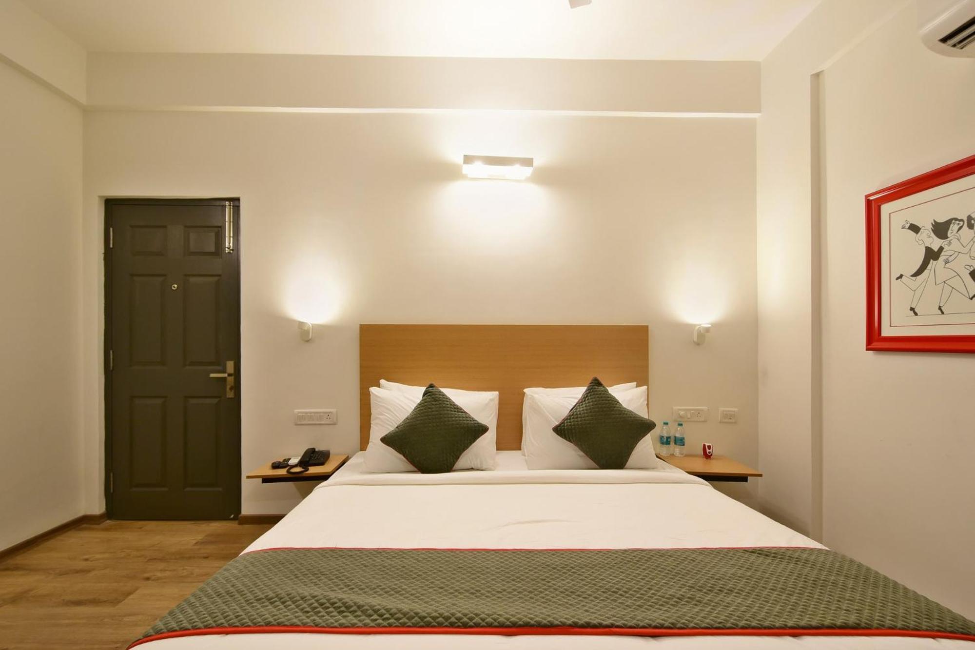 Townhouse Airport Road Hotel Yelahanka Exterior foto