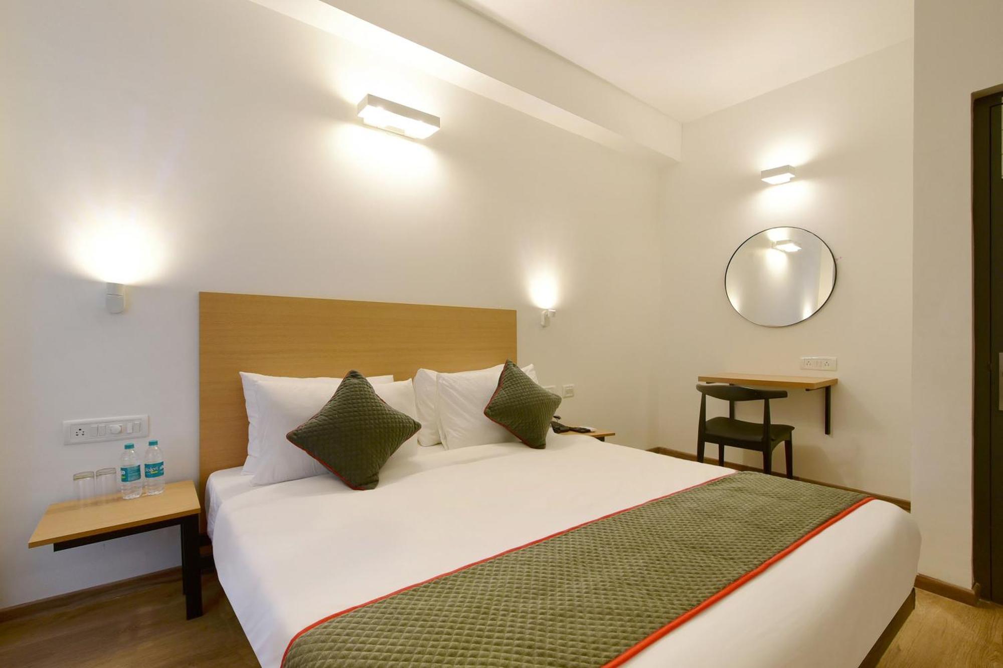 Townhouse Airport Road Hotel Yelahanka Exterior foto