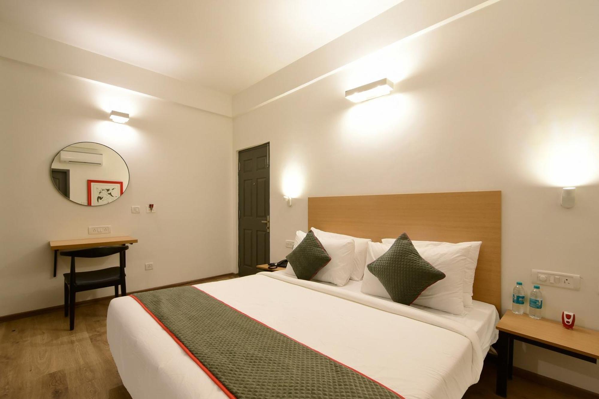 Townhouse Airport Road Hotel Yelahanka Exterior foto