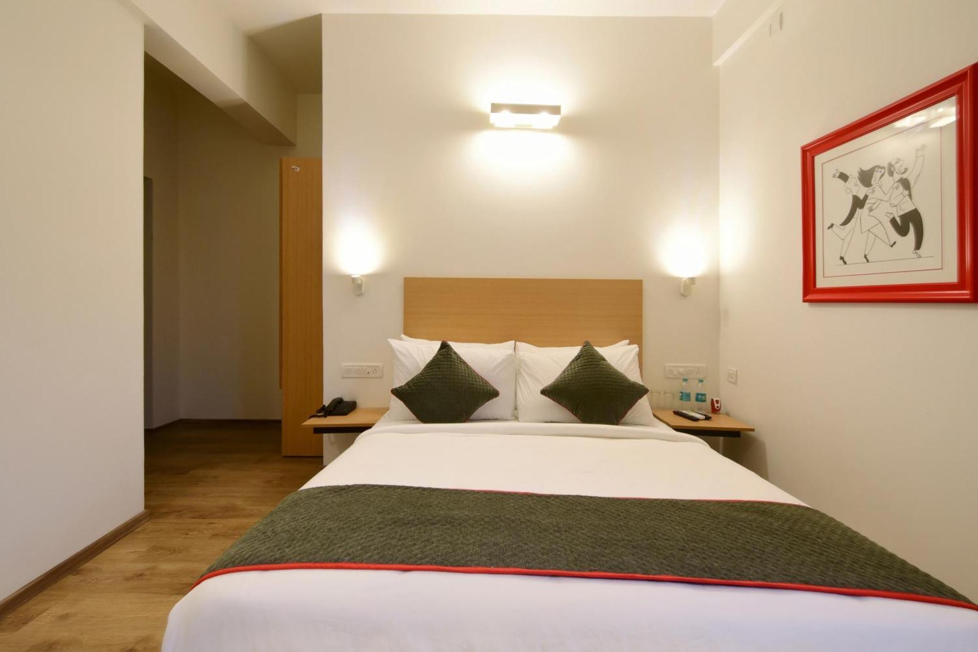 Townhouse Airport Road Hotel Yelahanka Exterior foto