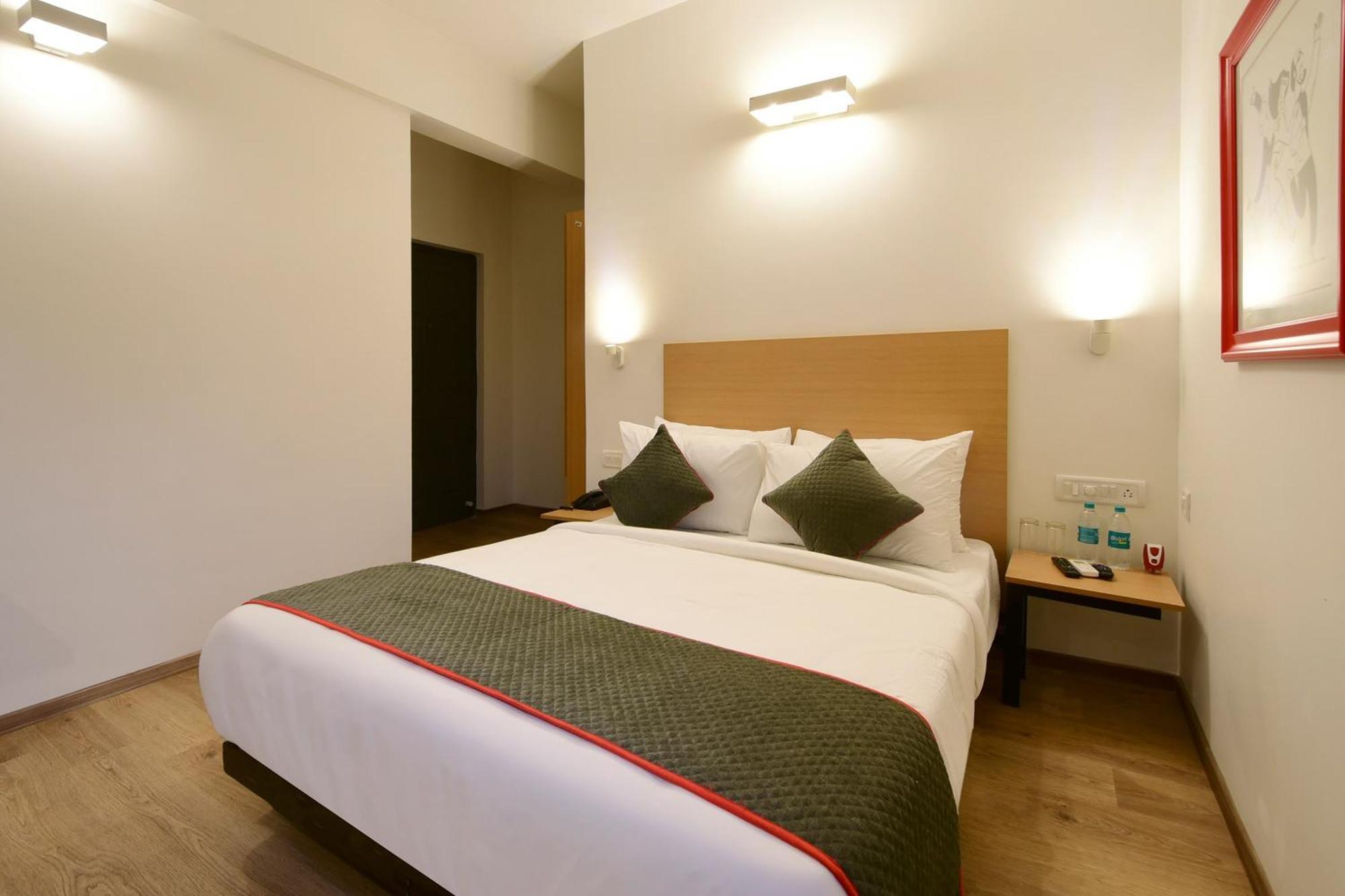 Townhouse Airport Road Hotel Yelahanka Exterior foto